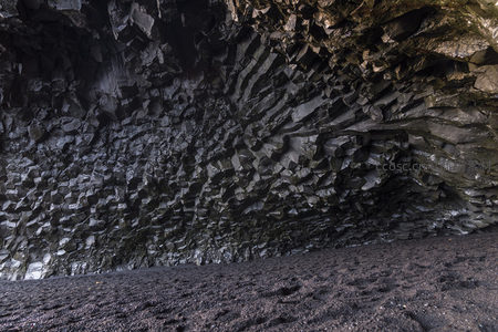 火山岩洞内壁的几何纹理特写
