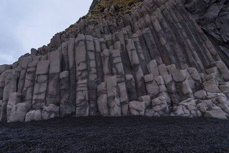 海岸边壮观的玄武岩柱状节理群
