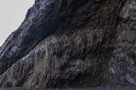 火山岩层纹理细节特写