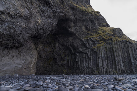 黑沙滩旁的玄武岩峭壁全景