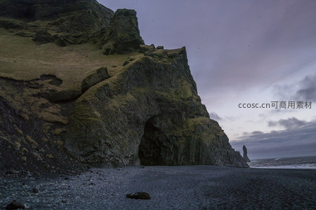 黄昏时分的玄武岩洞穴海岸线