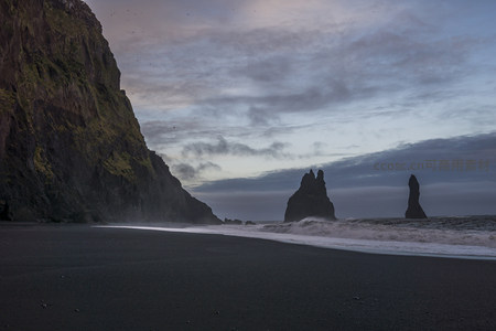 黑沙滩与海蚀柱的黄昏静谧