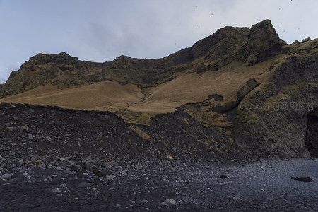 火山岩坡与黑沙海岸的交界