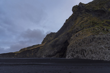 悬崖下的玄武岩柱阵列特写