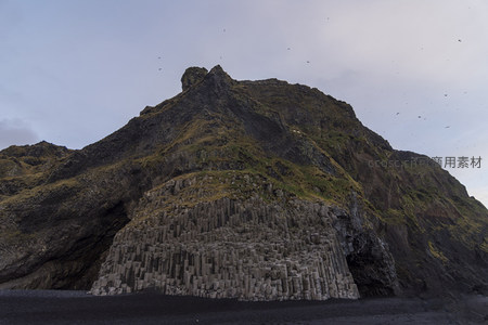 玄武岩柱状节理奇观，黑沙滩上的自然雕塑