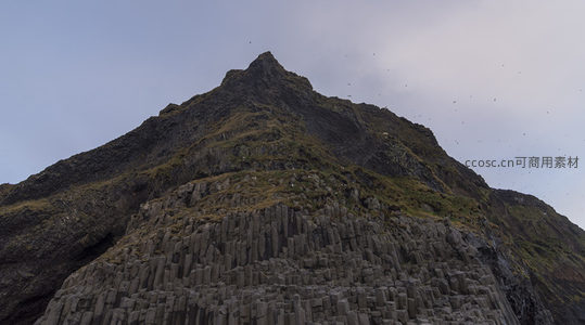 仰视视角下的玄武岩山峰，苍穹之下的地质奇迹