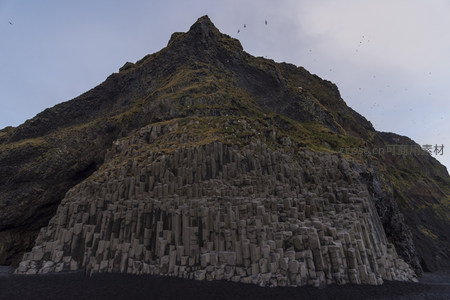 壮观的柱状玄武岩群，屹立于黑沙海岸的巨人之墙