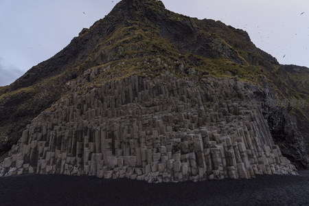 黑沙滩旁的玄武岩柱阵列，大地艺术的完美呈现