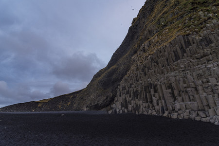 玄武岩柱状节理与黑沙滩的壮丽景观