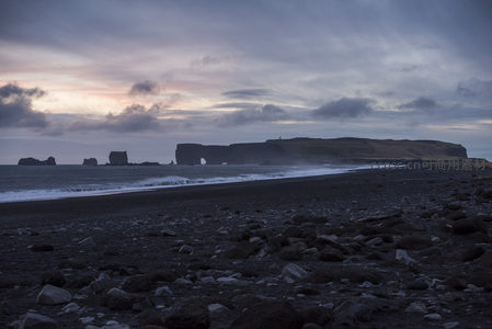 黄昏时分的黑沙滩与海蚀拱门