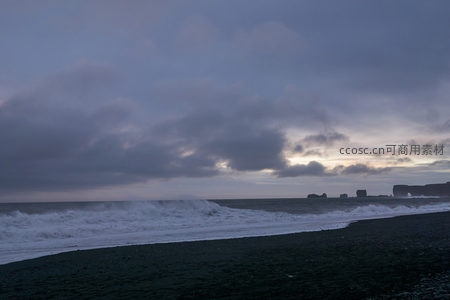 风暴前夕的黑沙滩巨浪拍岸