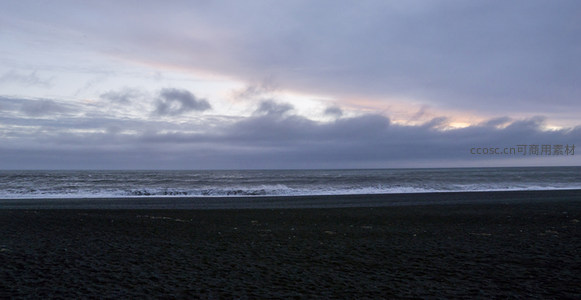 静谧黑沙滩上的晨曦或暮霭