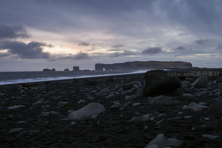 黑沙滩远眺海蚀拱门，浪花拍岸如歌