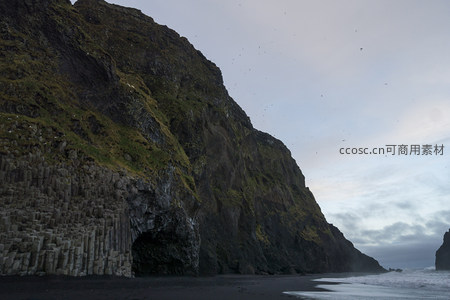 玄武岩柱状节理峭壁，海鸟盘旋其上