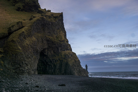 黑沙滩旁玄武岩柱状节理奇观