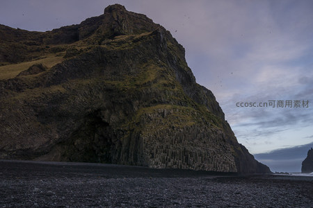 暮色中的玄武岩悬崖与洞穴