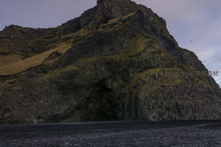 火山岩柱阵列与山体轮廓