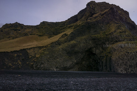 黑沙海岸边的玄武岩地质剖面