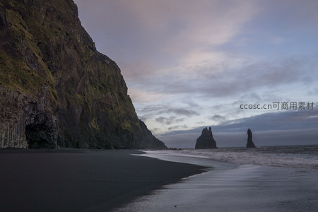 黑沙滩与海蚀柱的壮丽黄昏