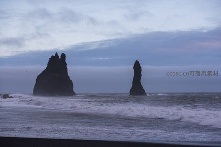 巨石屹立浪涛中的孤寂之美