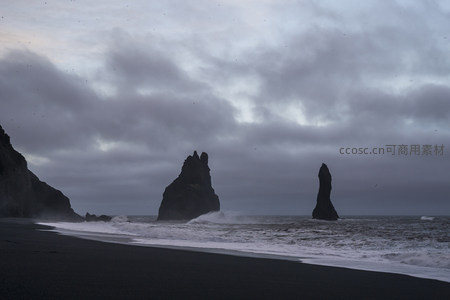 乌云压顶下的黑沙海岸奇观
