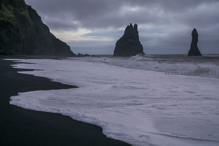 泡沫与暗沙交织的海岸线图景