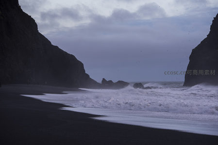 幽暗海岸线，巨浪冲击黑色沙滩