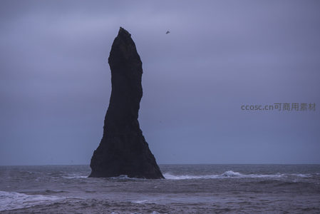 孤峰矗立于海天之间，苍茫壮阔