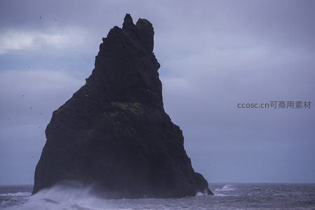 巨岩迎浪而立，涛声震耳欲聋