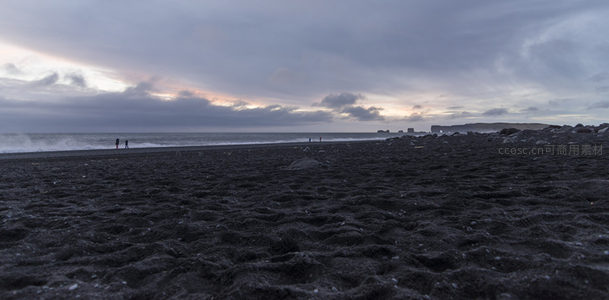 暮色下的黑沙海岸，人影渺小如尘
