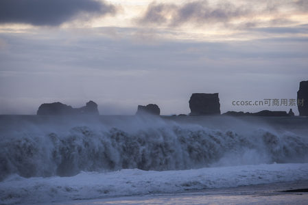 怒涛拍岸礁石林立，天地苍茫如画