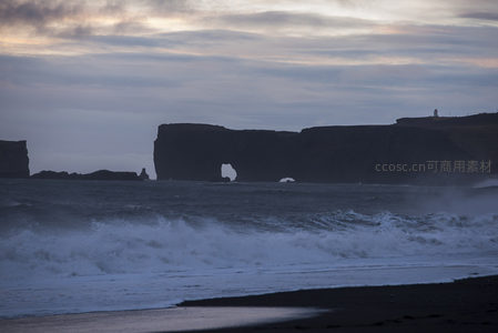 黑沙滩巨浪拍岸，远山如黛云霞漫天