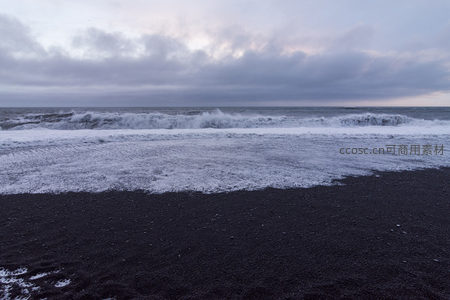 黑沙海岸延绵无垠，浪花如雪覆盖滩涂