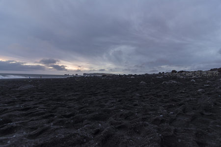 俯瞰黑沙荒原，远海波涛与天际云层相接