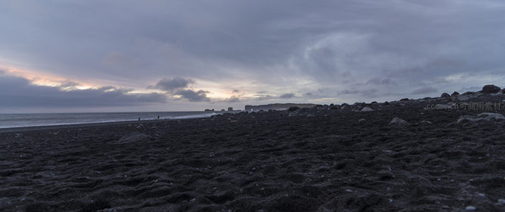 黑沙滩日落，云层翻涌如画
