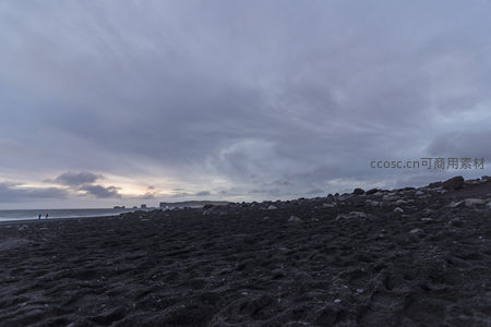 阴云密布下的黑沙海岸