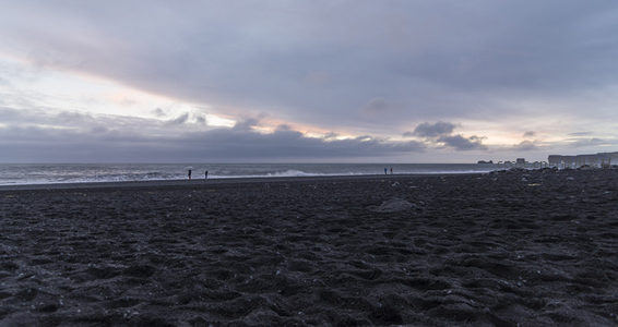 远眺黑沙滩，浪花与人影共舞