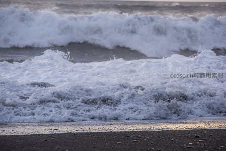 海浪拍岸激起白色泡沫