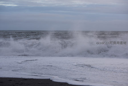 狂风巨浪冲击海岸线