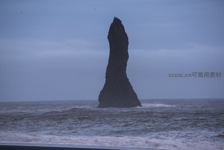 孤岩矗立于怒海之中