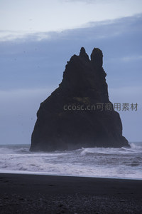 双峰岩礁迎击滔天巨浪