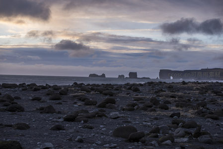 黄昏礁石滩，远山云影共苍茫