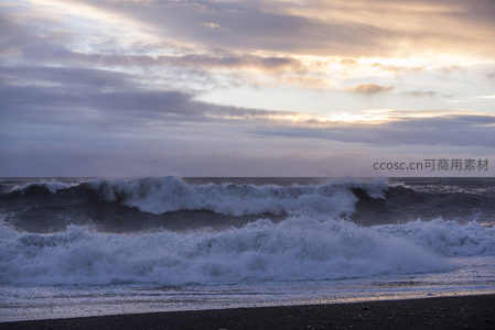 夕照海天间，白浪翻腾卷千堆雪