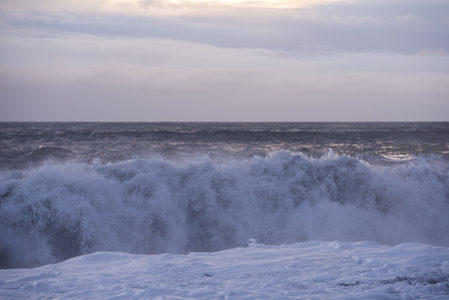 惊涛拍岸浪花飞溅的壮阔海景