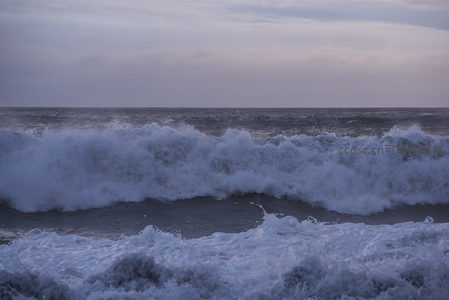 暮色中翻滚不息的海洋巨浪
