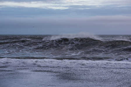 灰云密布下海浪奔涌的苍茫景象