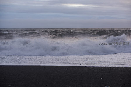 黑沙滩前怒涛汹涌的震撼瞬间