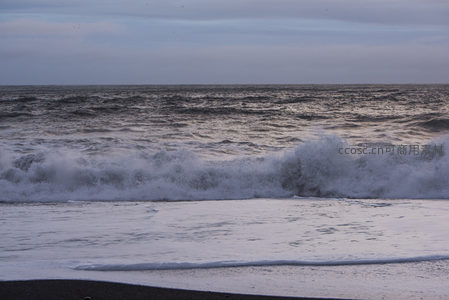 夕阳余晖洒在翻腾海浪上的静谧时刻