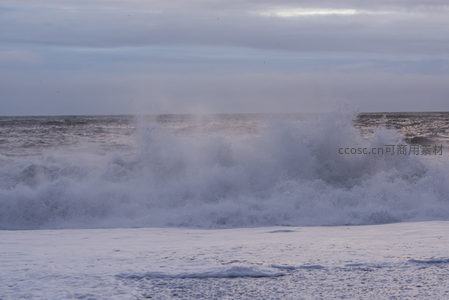 巨浪拍岸激起千层雪沫，海天一色苍茫无际