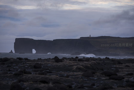 海蚀拱门屹立崖边，灯塔守望天涯尽头